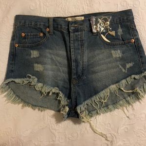 Never worn Size M distresses shorts